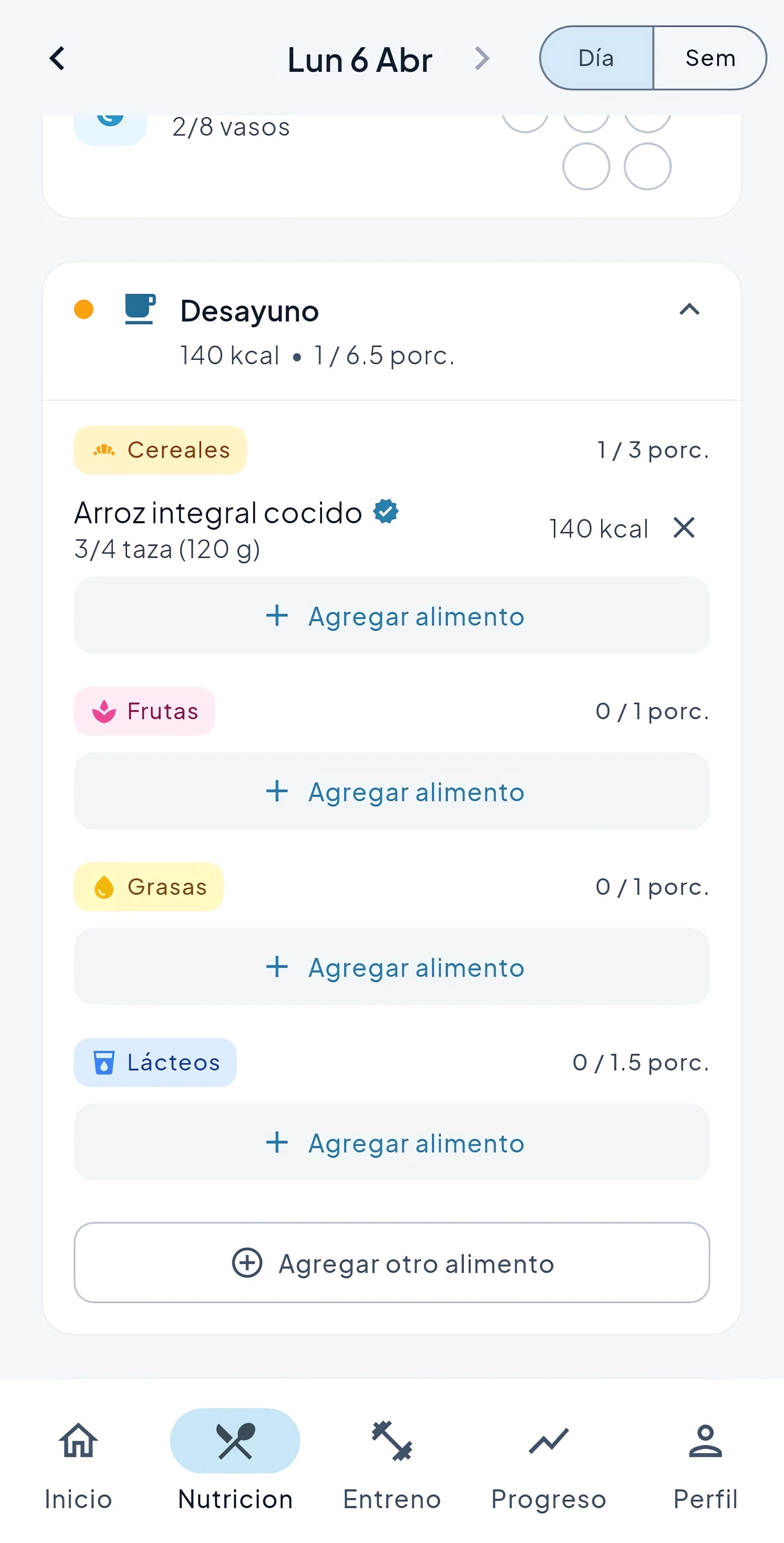 Detalle de desayuno con grupos alimenticios
